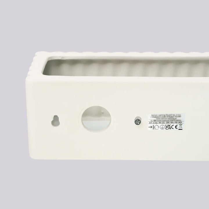 Applique murale rigata en céramique beige avec intérieur côtelé et extérieur lisse offrant une fonctionnalité élégante