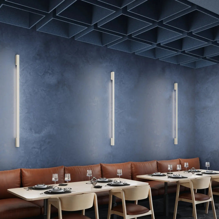 Appliques sappo 150 led beige éclairent un mur bleu foncé dans un espace salle à manger moderne vert olive six variantes