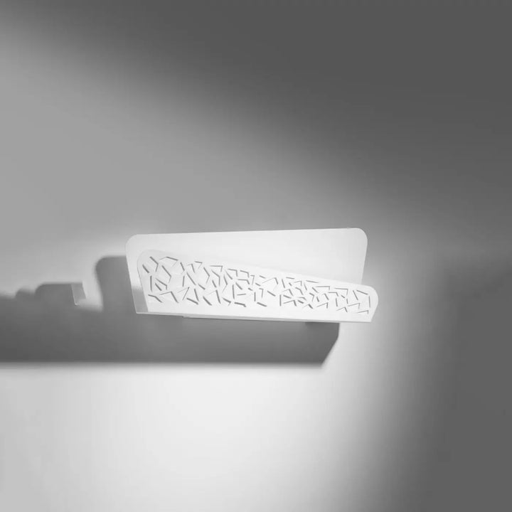 Applique murale aliza blanc avec motif géométrique ajouré, solution minimaliste pour une atmosphère chaleureuse