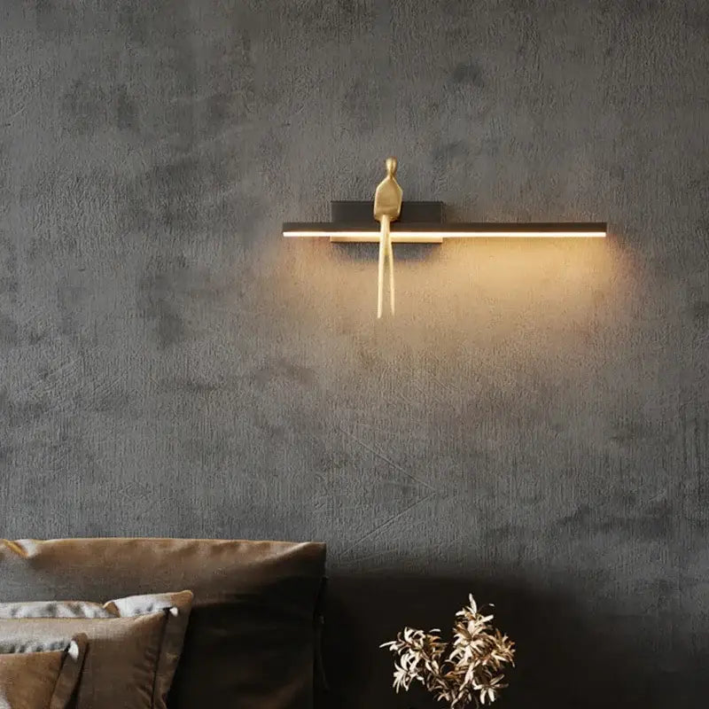 Applique Murale LED Avec Un Bonhomme Doré Assis