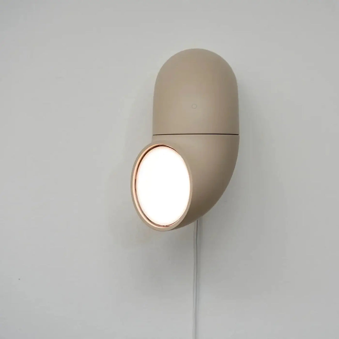 Applique murale l’applique ciro beige avec base pivote et lumière circulaire chaude par john august