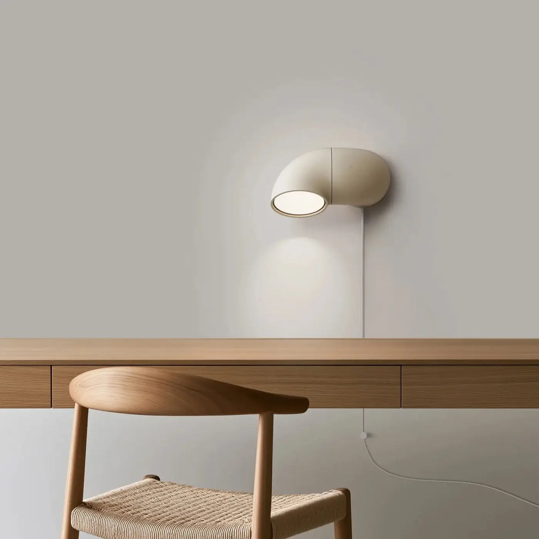 Applique murale l’applique ciro john august couleur crème avec base pivote et lumière diffuse douce design courbé minimaliste