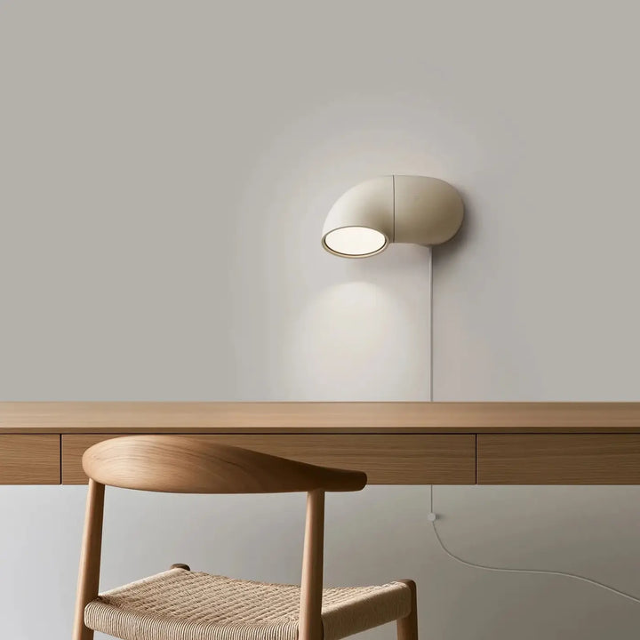 Applique murale l’applique ciro john august couleur crème avec base pivote et lumière diffuse douce design courbé minimaliste