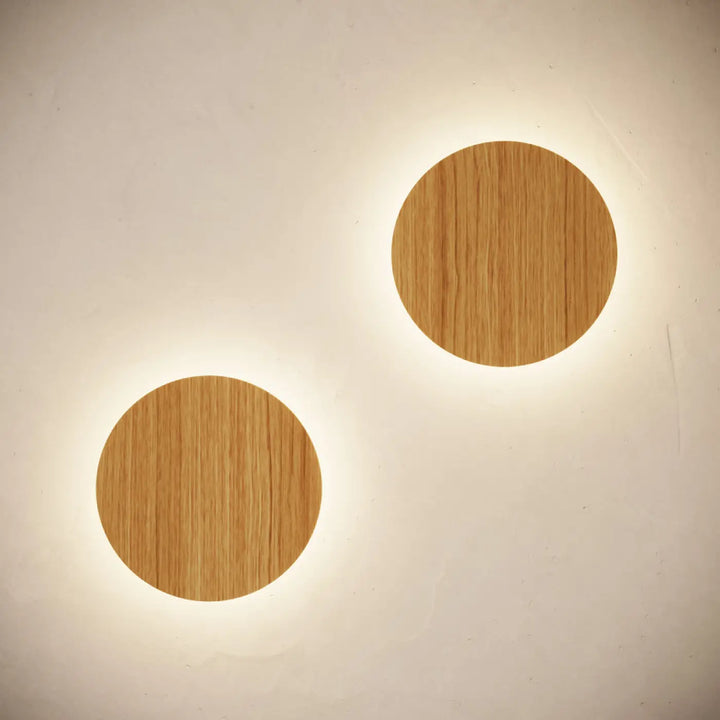 Applique murale BORGEN chêne dans un intérieur, vue rapprochée