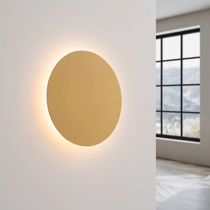 Applique murale BORGEN doré allumée, halo lumineux sur le mur