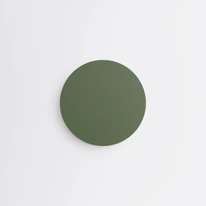 Applique murale BORGEN vert olive éteinte, vue de face au mur