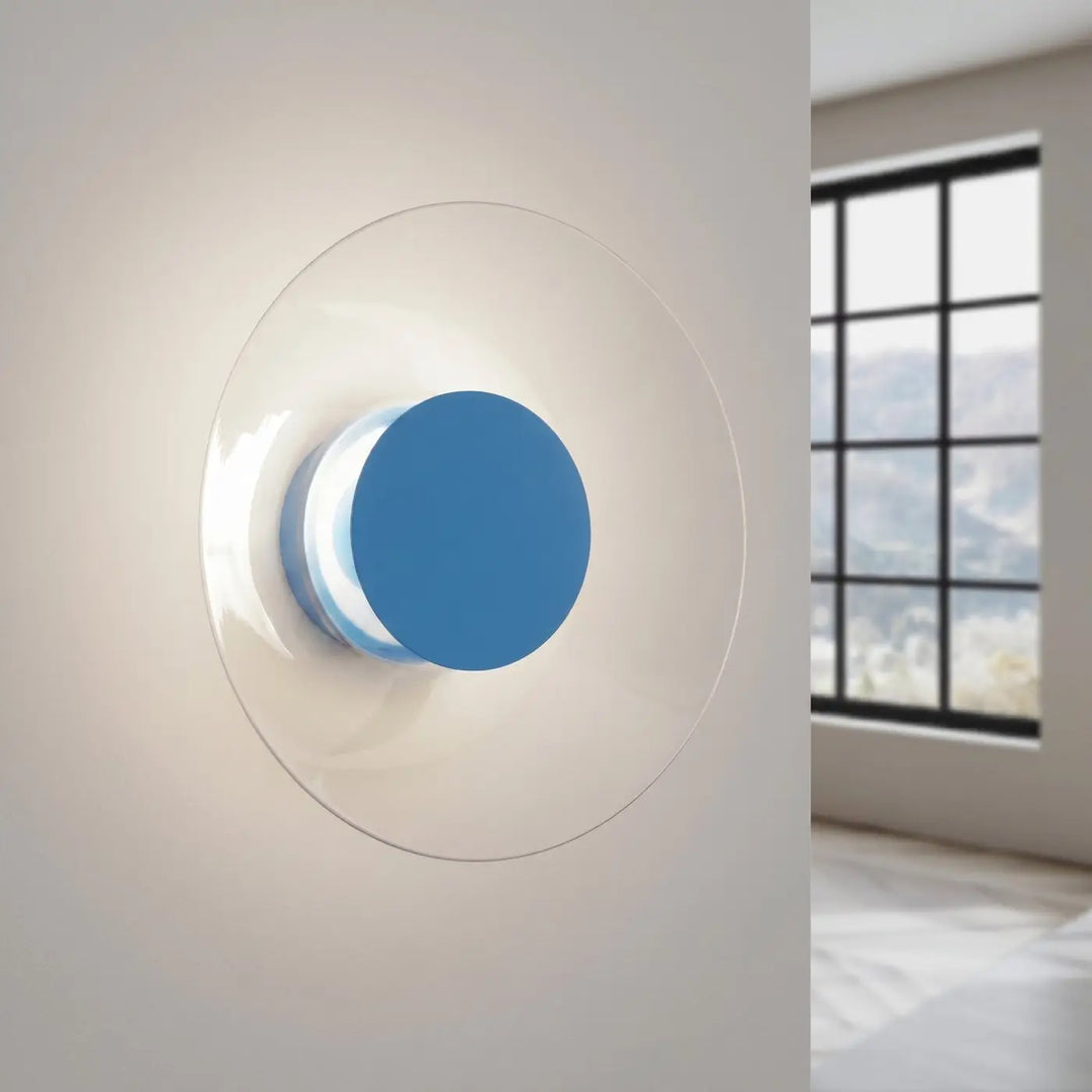 Applique murale ASTRO bleu clair allumée, halo derrière le disque