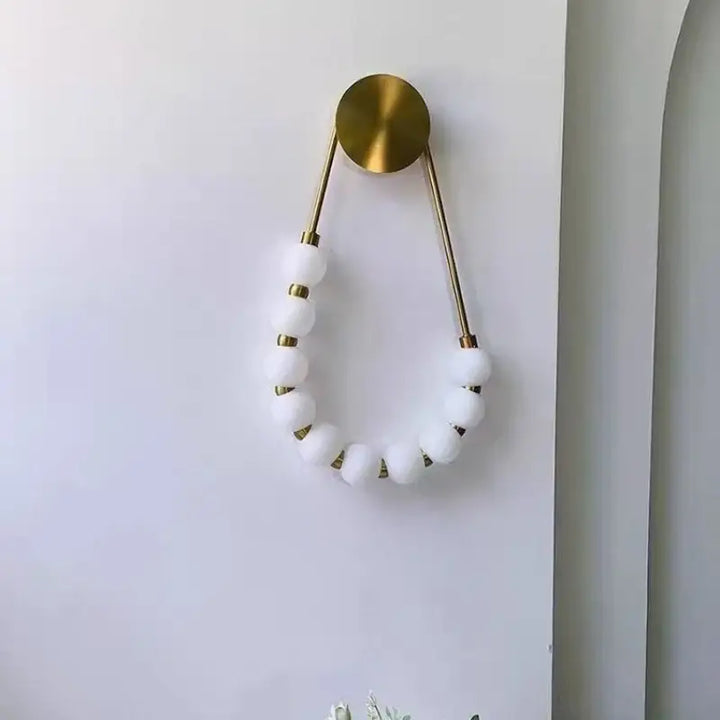 Applique murale led doré avec boules blanches style chic