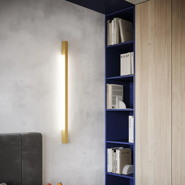 Applique murale dorée rectangulaire avec design minimaliste intégrant un module led pour solutions imprévisibles