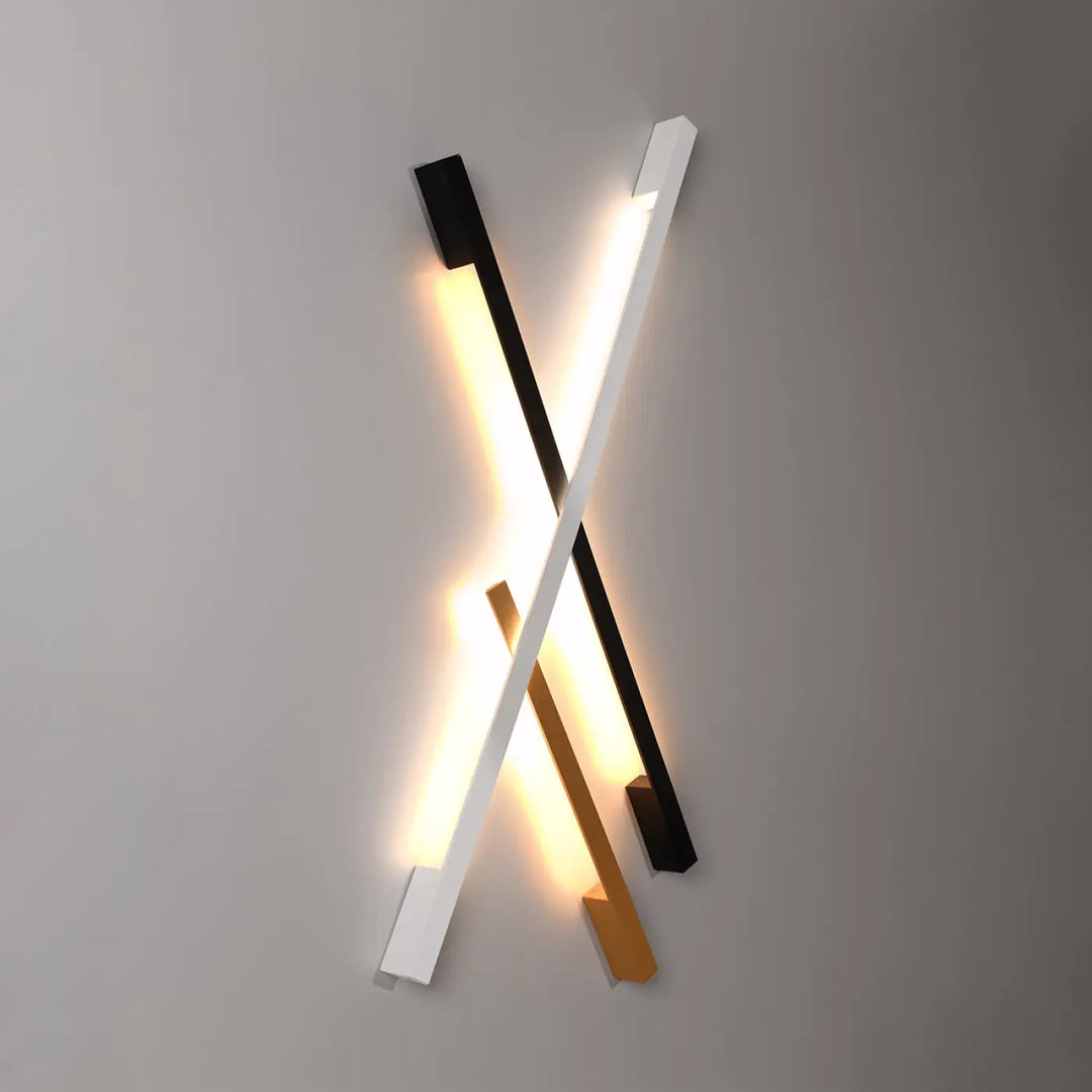 Applique murale lahti s 3000k doré avec bras linéaires croisés en noir, blanc et or pour module led et solutions imprévisibles