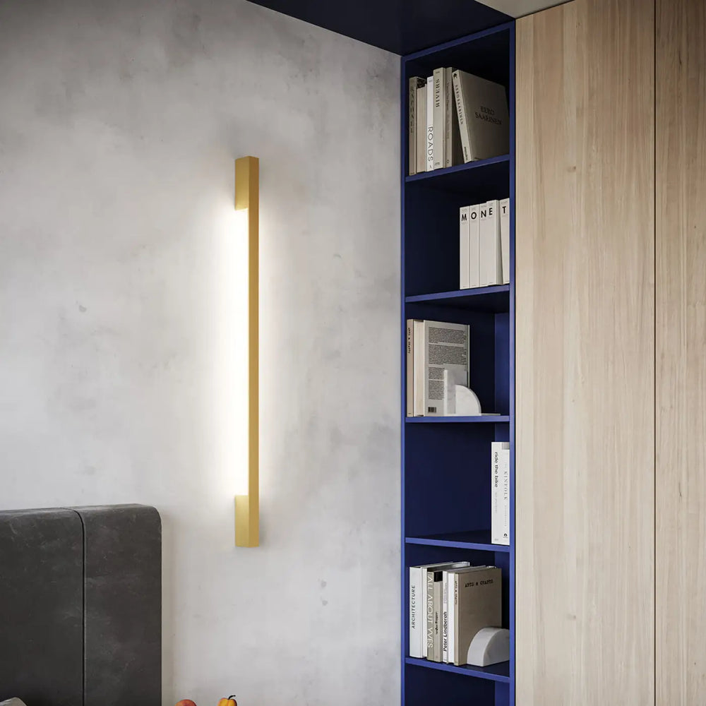 Applique murale dorée avec boîtier étroit et module led au design minimaliste pour lampadaire lahti