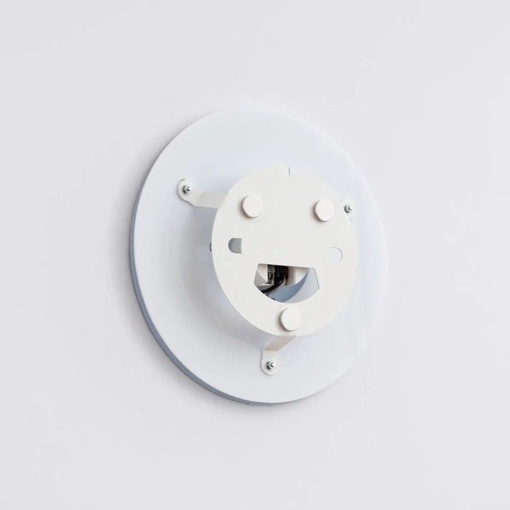 Applique murale moderne blanche avec motif visage central doré et câblage visible collection borgen comprend seule applique murale