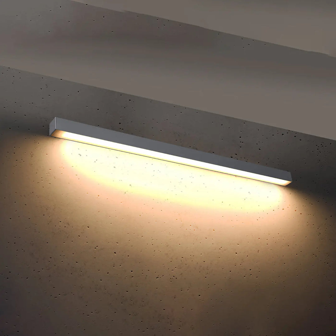 Applique murale pinne 118 gris avec module led blanc chaud 3000k monté sur plafond en béton dans collection pinne paramètres déclairage