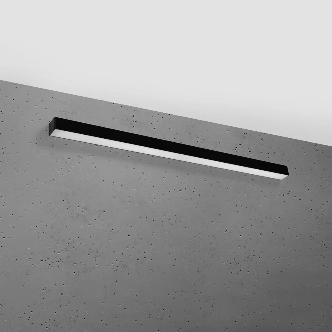Applique murale linéaire PINNE noir éteinte, posée au mur
