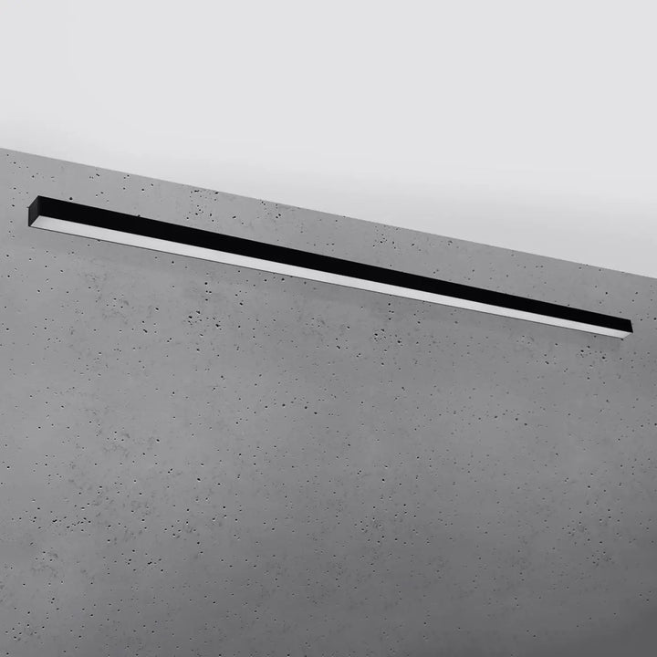 Applique murale linéaire PINNE noir éteinte, posée au mur