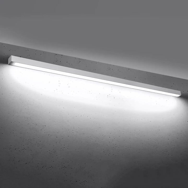 Applique murale linéaire PINNE blanc allumée, lumière vers le bas