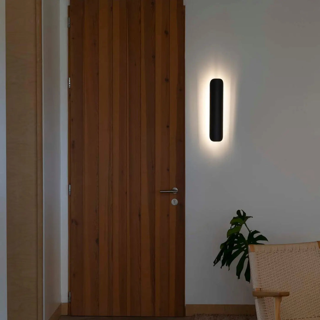 Applique murale Novo noire dans un intérieur