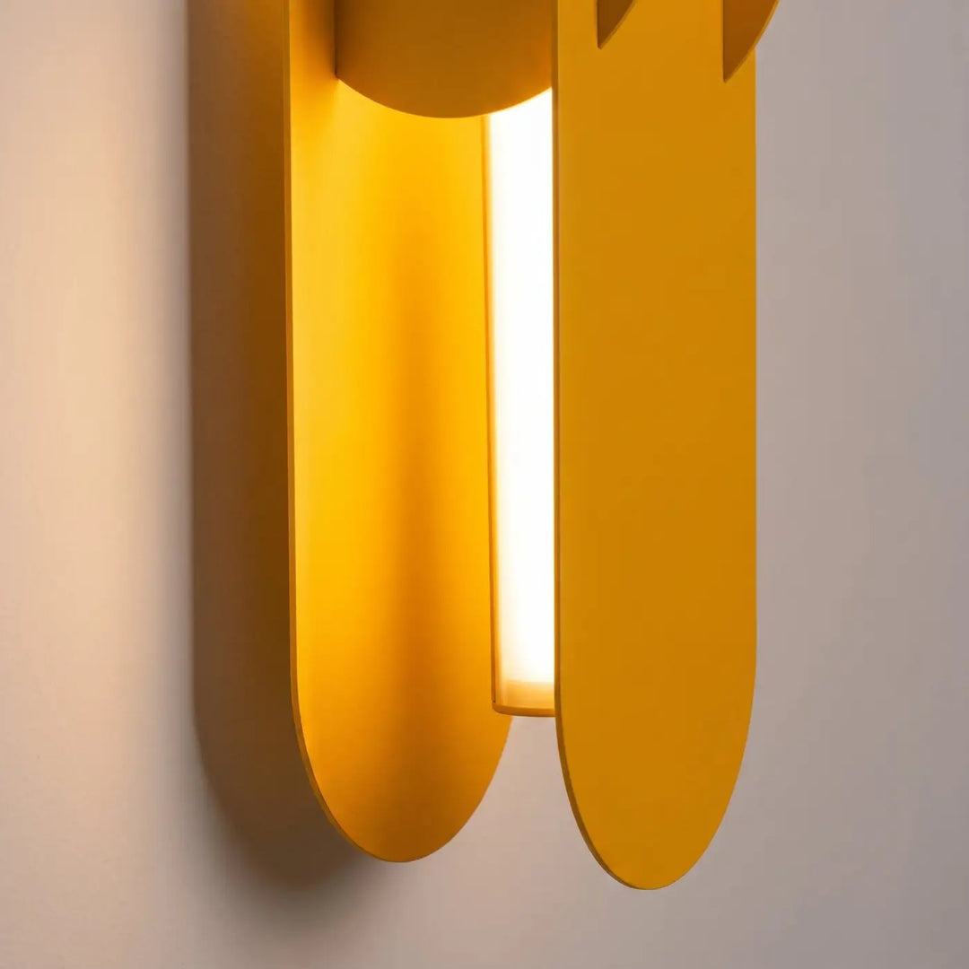 Applique murale CHAIN jaune allumée, détail d'un maillon
