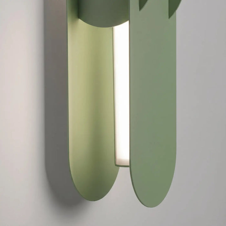 Applique murale CHAIN vert olive allumée, détail d'un maillon