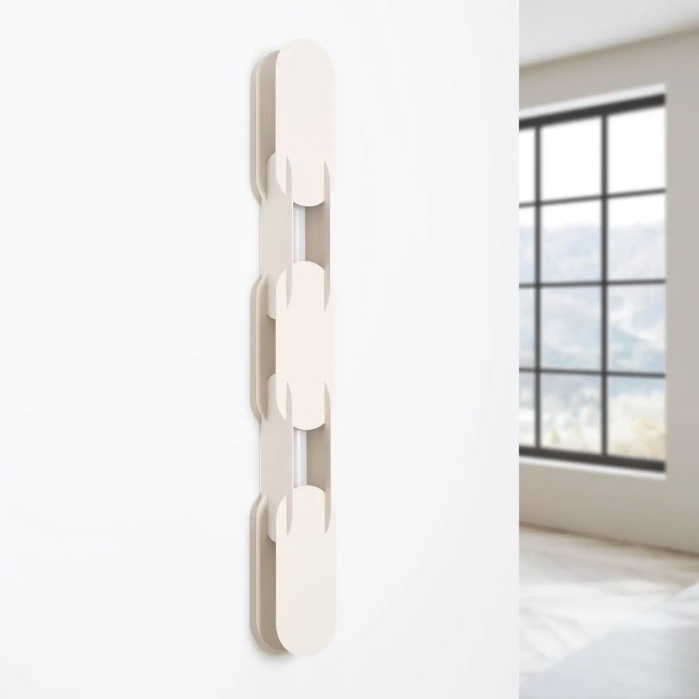 Applique murale CHAIN beige éteinte, posée au mur