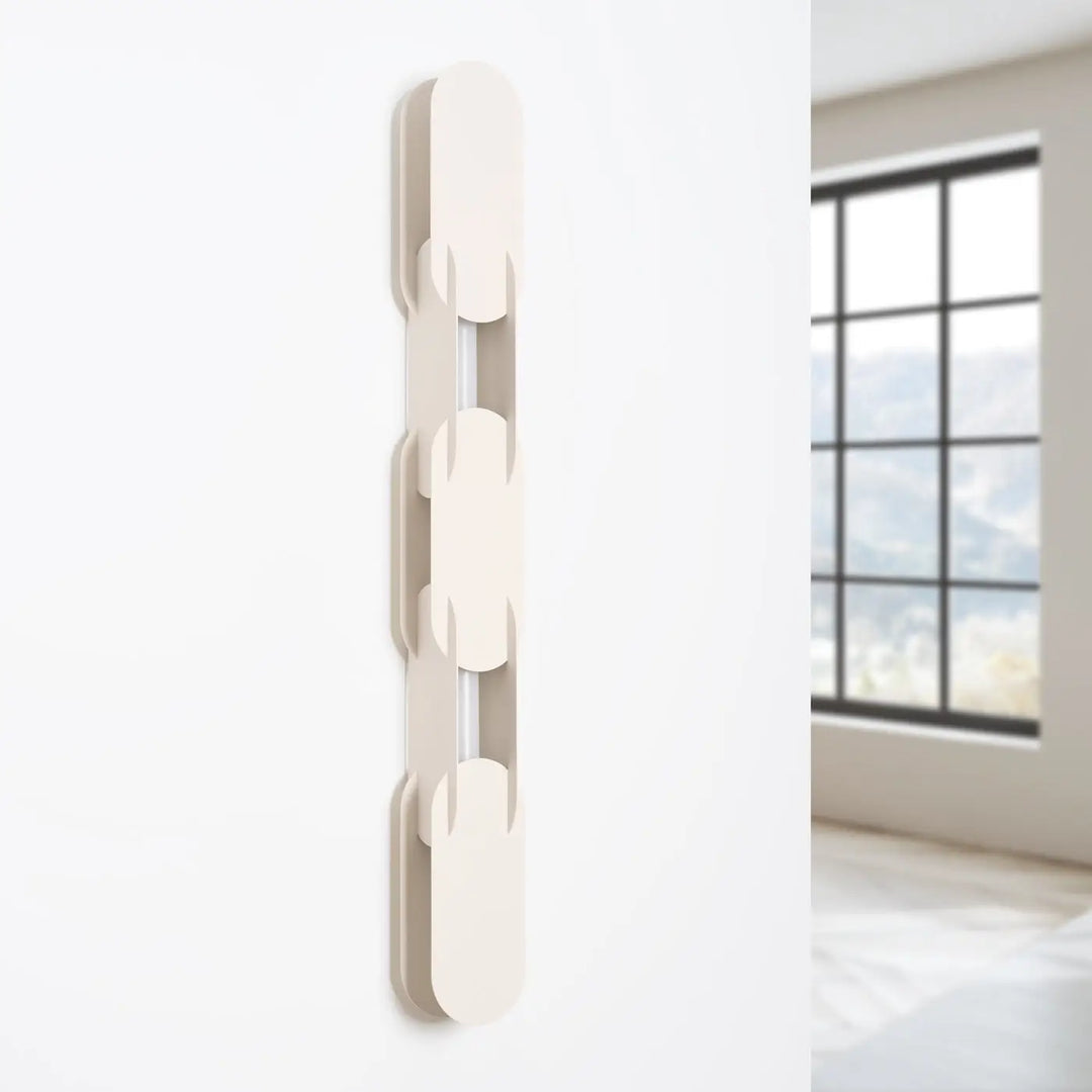 Applique murale CHAIN beige éteinte, posée au mur
