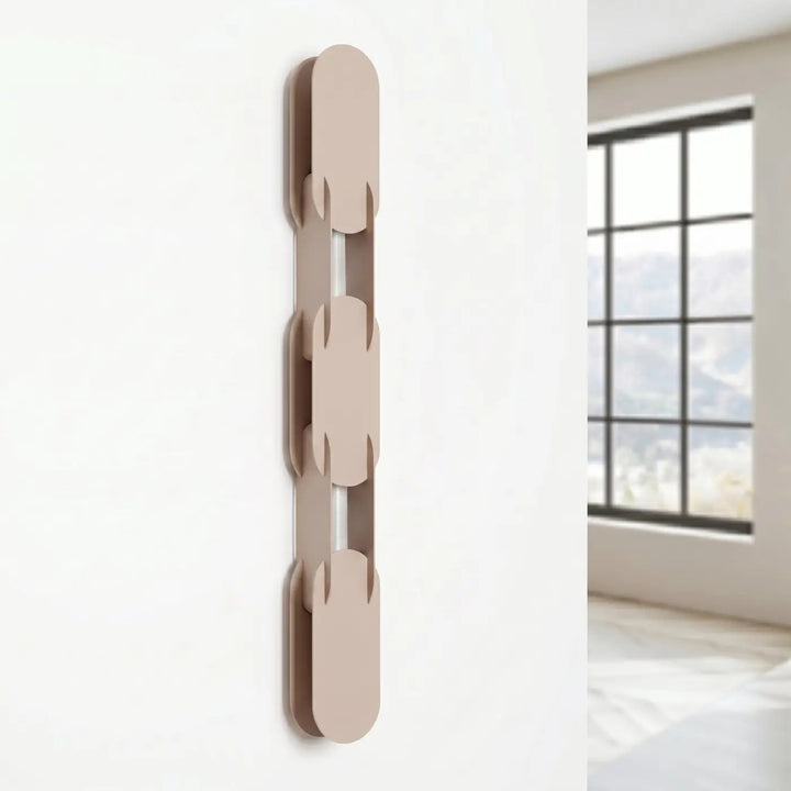 Applique murale CHAIN taupe éteinte, posée au mur