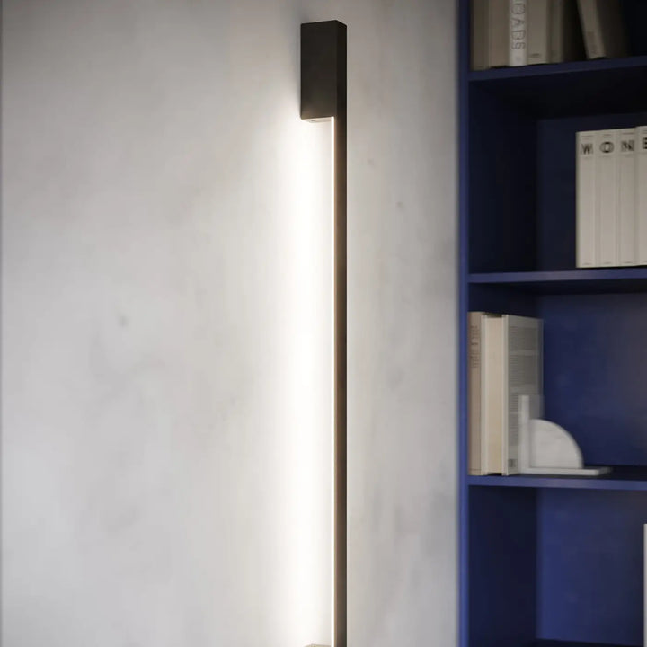 Applique murale sapps noire avec boîtier étroit et module led émettant une lumière blanche douce idéale pour lampadaire lahti