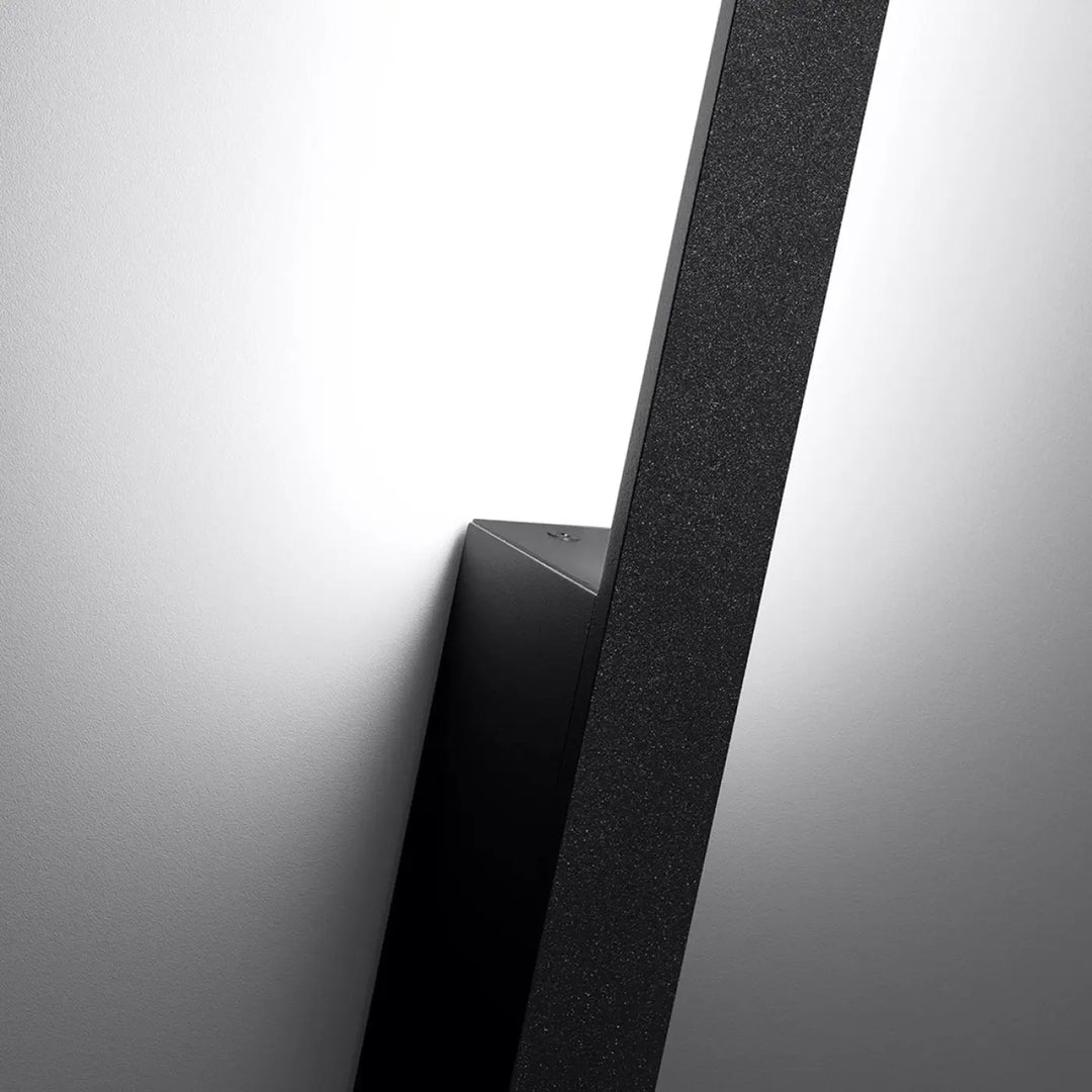 Applique murale lahti m 4000k noir avec boîtier étroit et module led intégré au design angulaire texturé