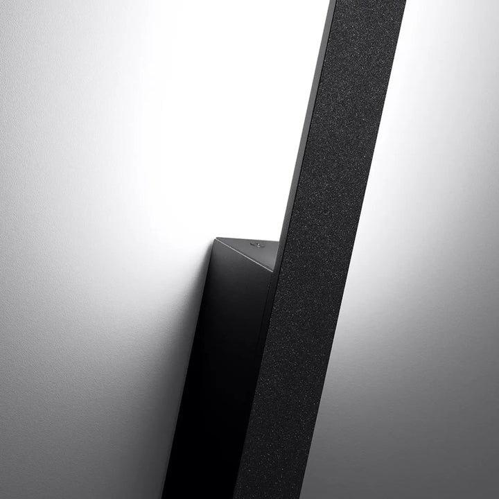 Applique murale lahti m 4000k noir avec boîtier étroit et module led intégré au design angulaire texturé
