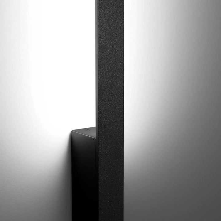 Applique murale lahti m 4000k noir avec boîtier étroit et module led design moderne et texture verticale