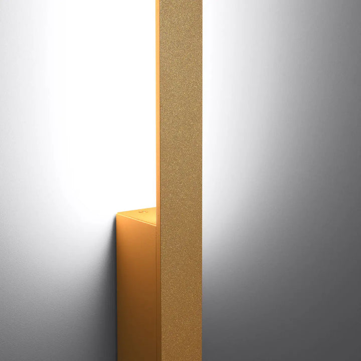 Applique murale lahti m 4000k en or avec design moderne et texture dorée intégrant module led pour solutions imprévisibles