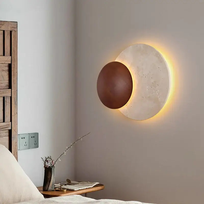 Applique murale LED en pierre blanche et bois noble

