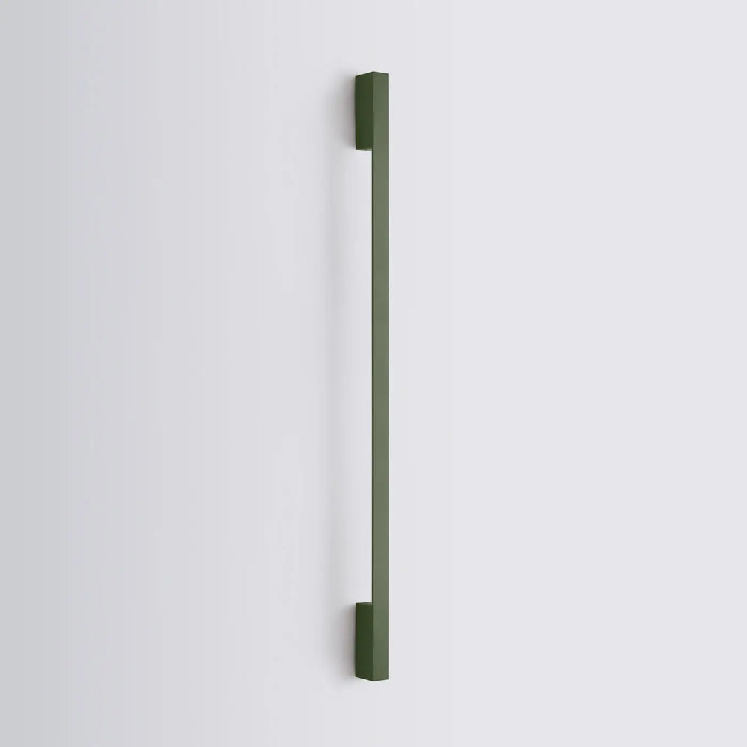 Applique murale SAPPO vert olive éteinte, posée au mur