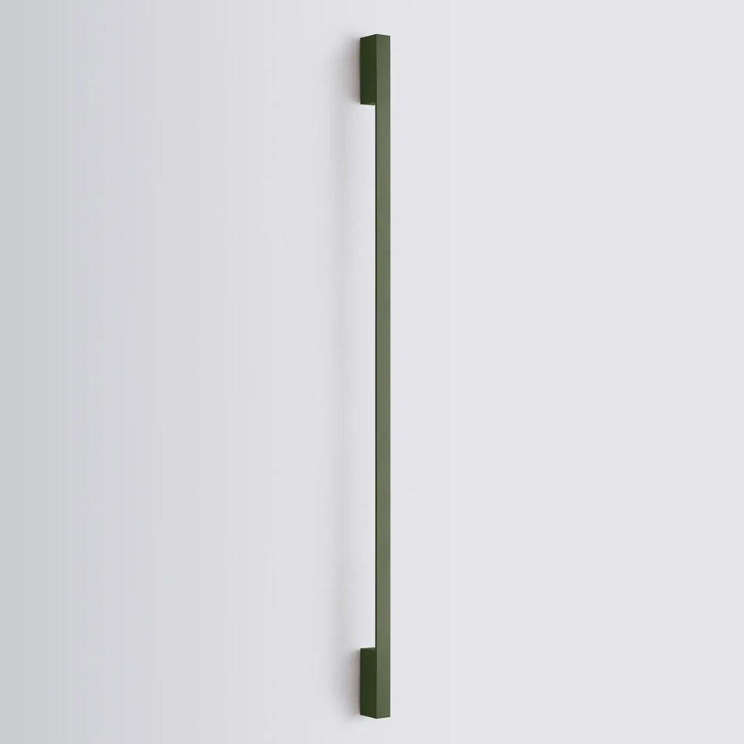 Applique murale SAPPO vert olive éteinte, posée au mur