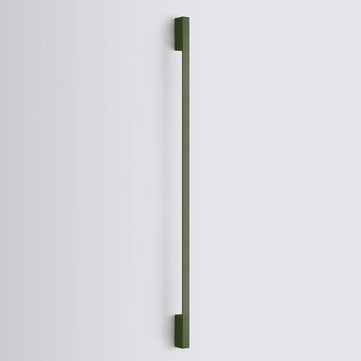 Applique murale SAPPO vert olive éteinte, posée au mur