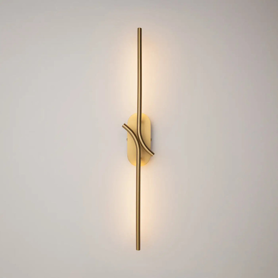 Applique murale renaissance texturée dorée avec tige verticale minimaliste et bras incurvé émettant une lumière led murale ambiante