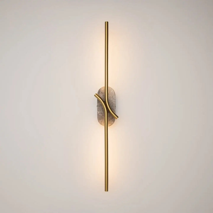 Applique murale led renaissance avec tige en laiton et base ovale en pierre texturée avec élément incurvé en laiton