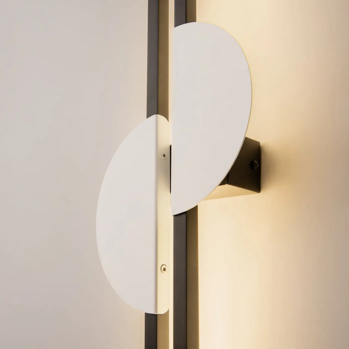 Applique murale led skyline avec deux abat-jours circulaires blancs superposés sur tige verticale noire moderne