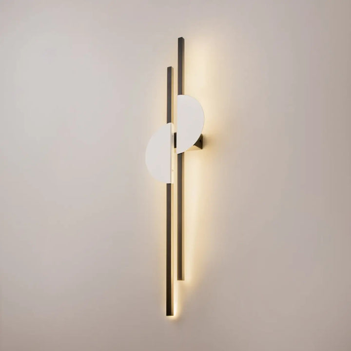 Applique murale led skyline avec deux tiges verticales noires en métal et diffuseurs ronds en verre blanc dépoli émettant une lumière chaude