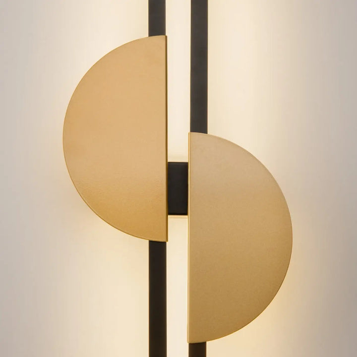 Applique murale skyline dorée semi-circulaire avec tiges verticales noires et design moderne led murale