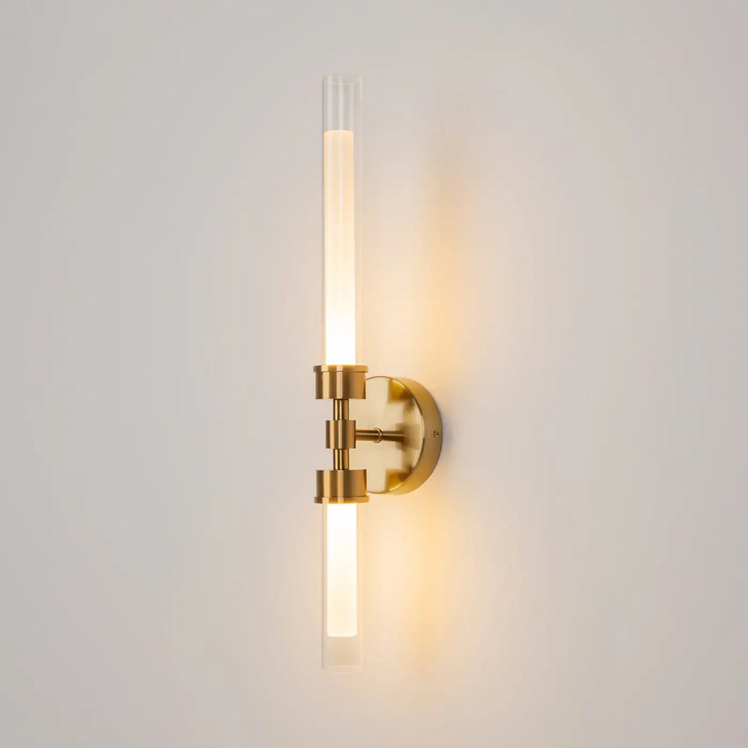 Applique murale led gold toning avec deux tubes longs en verre givré encadrés d’acrylique clair émettant une lumière chaude
