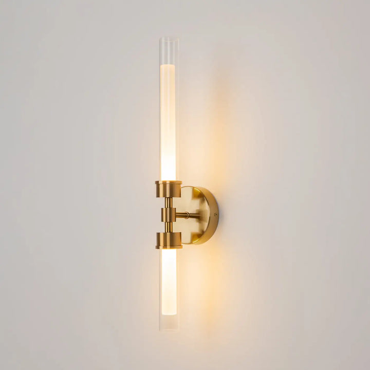 Applique murale led gold toning avec deux tubes longs en verre givré encadrés d’acrylique clair émettant une lumière chaude