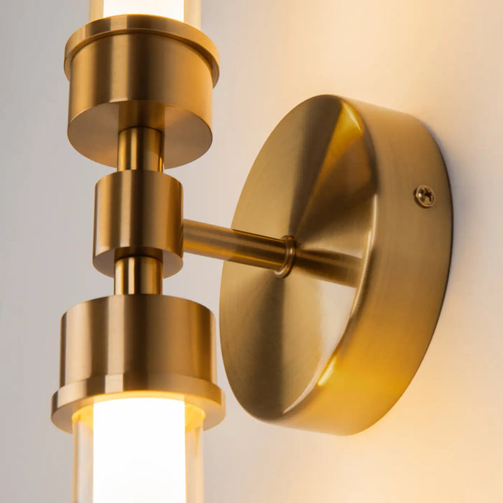 Applique murale led en laiton finition avec accents cylindriques et abat-jours en verre dépoli modèle stelo tube long