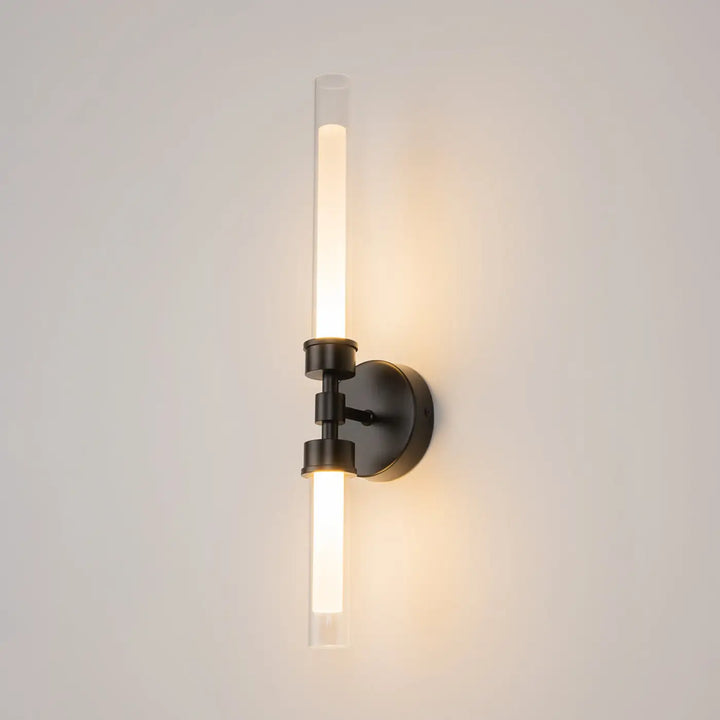 Applique murale led stele avec base noire métallique et deux tubes longs en verre dépoli diffusant une lumière chaude