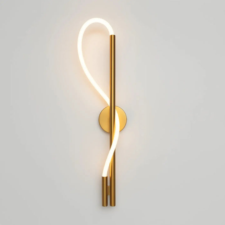 Applique murale led tau en métal doré avec bande led incurvée formant une boucle élégante sur tige verticale