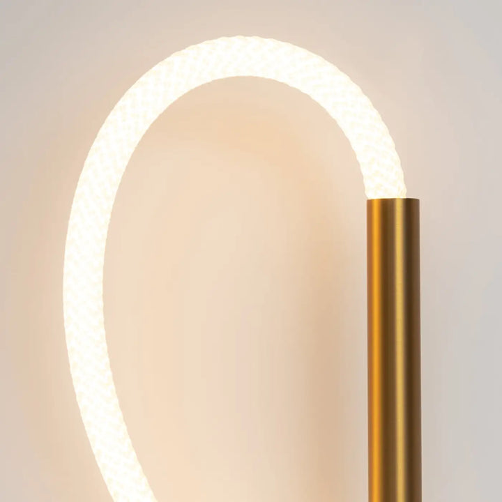 Applique murale led tau avec base cylindrique dorée et arc circulaire blanc texturé éclairé moderne et minimaliste
