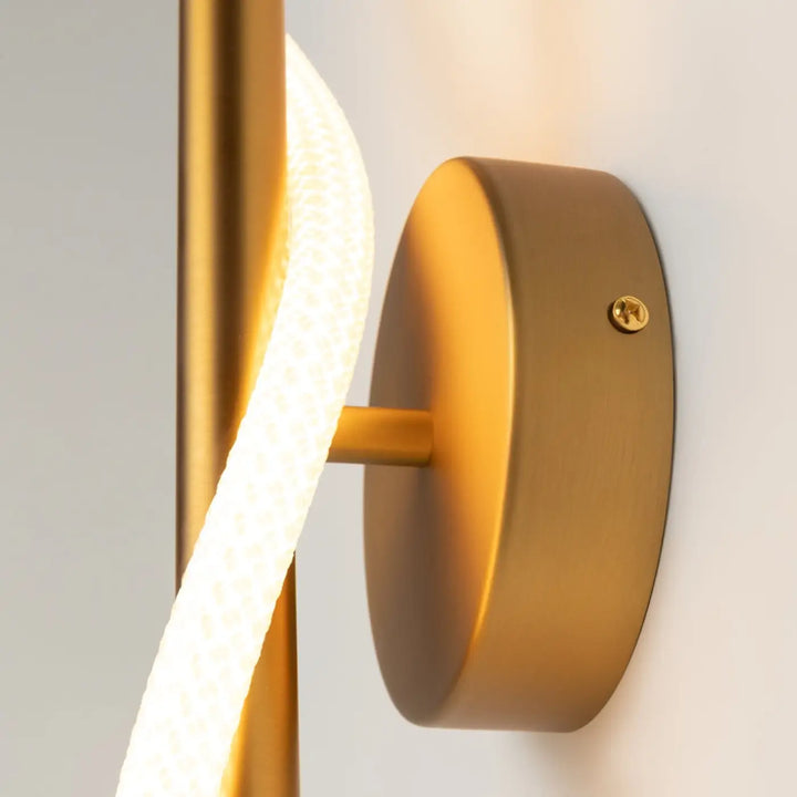Applique murale led gold tonée avec un design moderne et un ruban led incurvé vertical pour un éclairage murale élégant