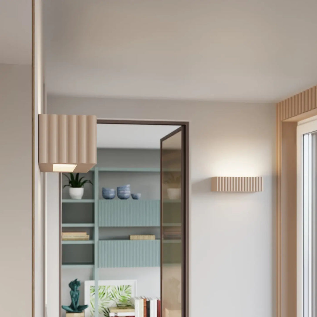 Beige ribbed rectangular l’applique murale rigata en céramique taupe pour une fonctionnalité élégante moderne et minimaliste