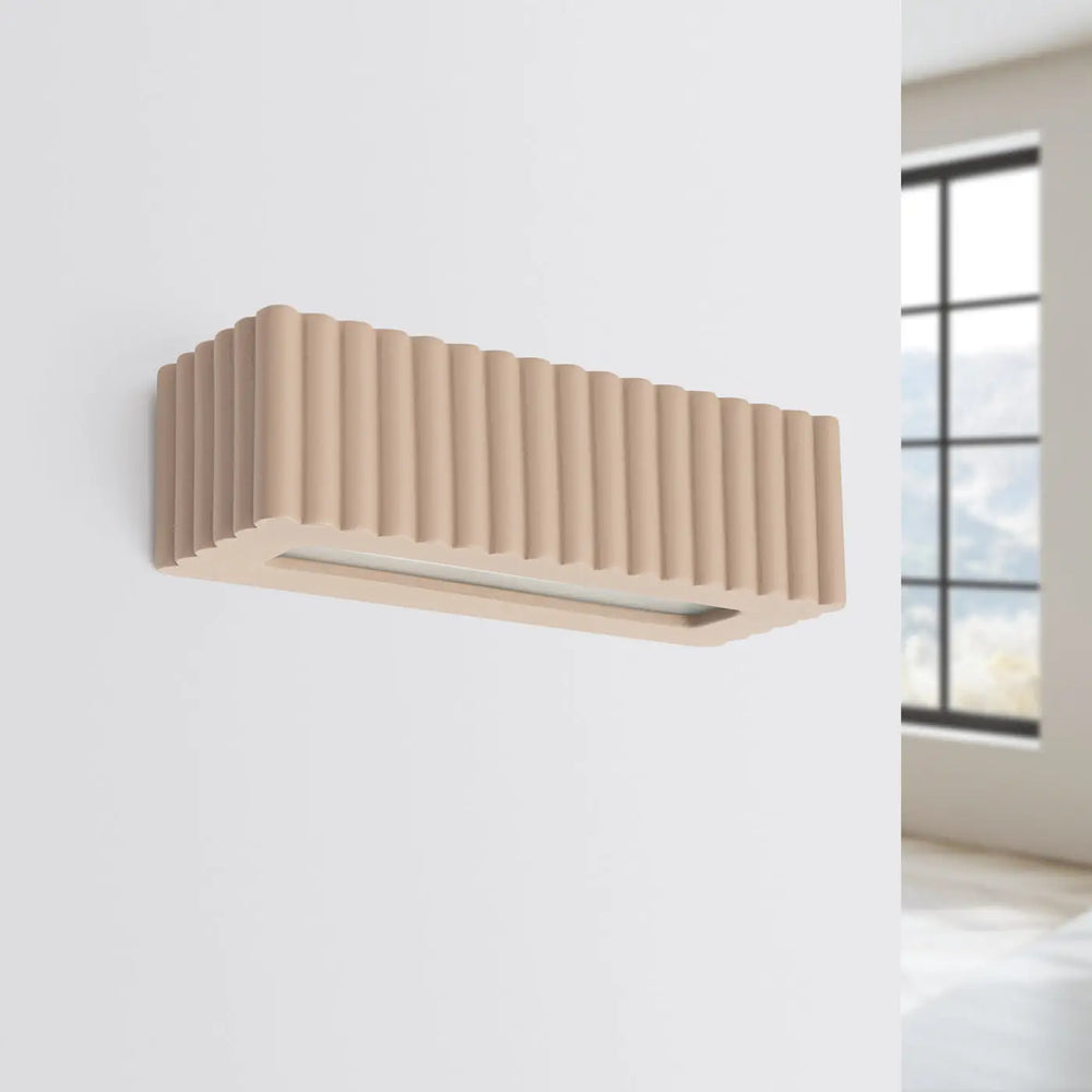 Beige applique murale rigata en céramique taupe avec texture verticale rainurée et panneau lumineux encastré fonctionnalité élégante