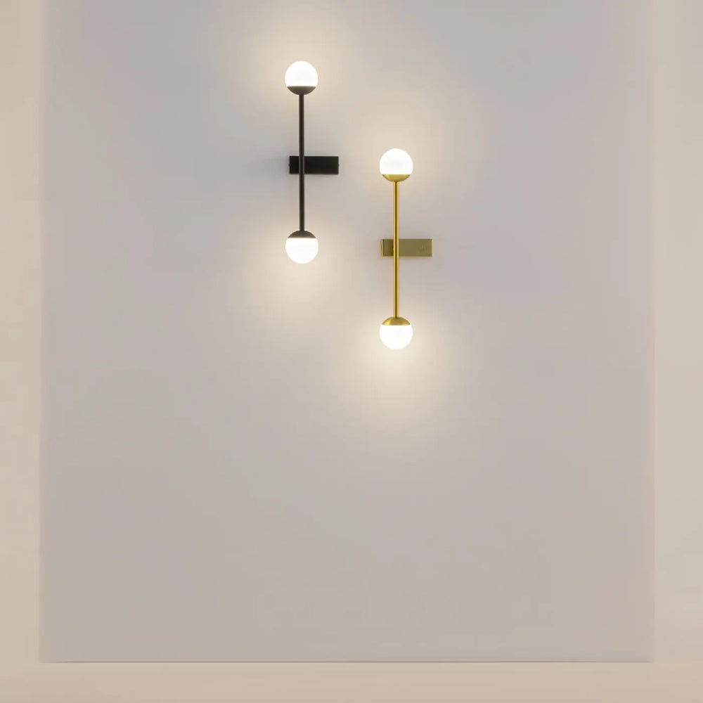Applique murale led touch cercle avec deux sphères en verre dépoli, finition noire mate et or brossé minimaliste